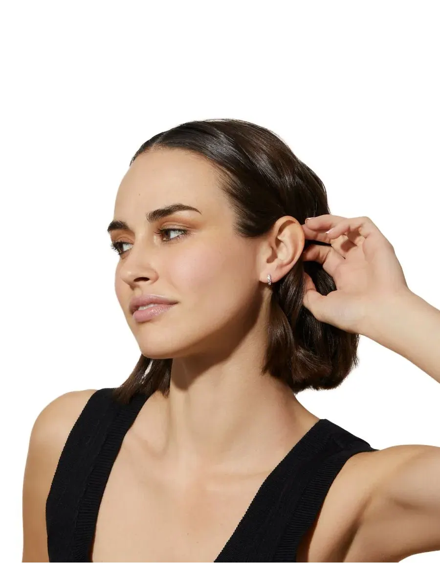 Серебряные серьги-кольца Suzanne Silver Huggie Hoop Earrings Ana Luisa — изображение 2 из 3, оттенок серебряный