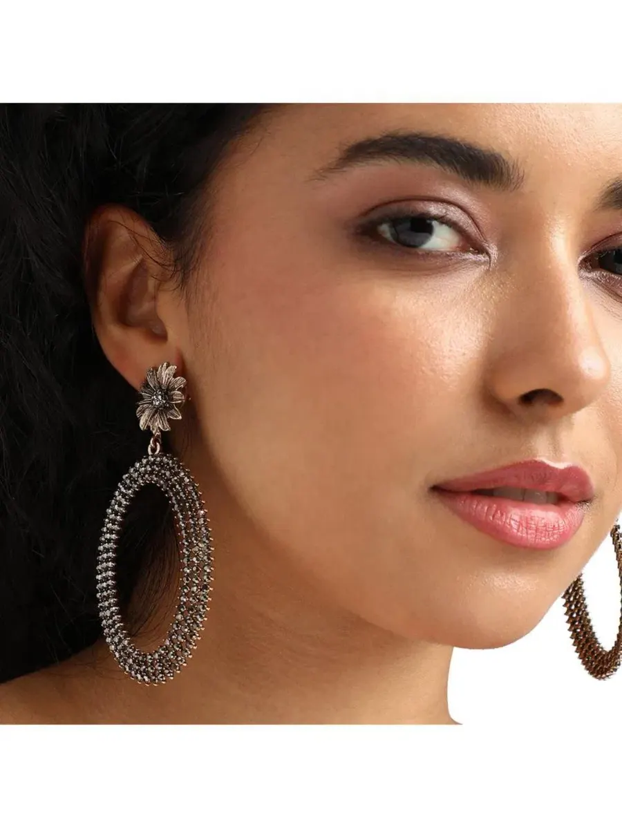 Серьги-подвески Maxi Daisy Intricate Oval Drop SOHI — изображение 5 из 5, оттенок серебряный