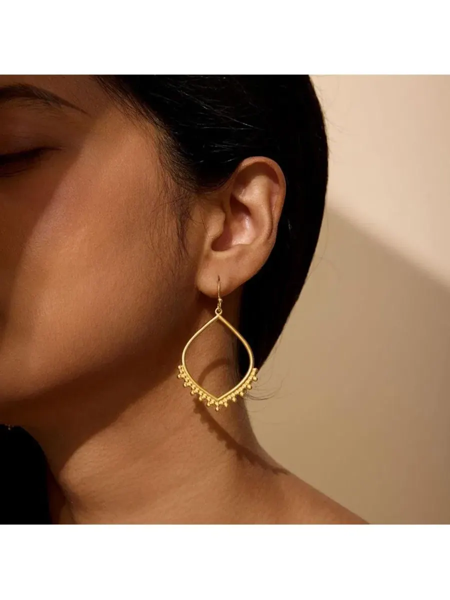 Серьги-пусеты с подвеской-лепестком лотоса Open to Receive Lotus Petal Hoop Satya Jewelry — изображение 2 из 3
