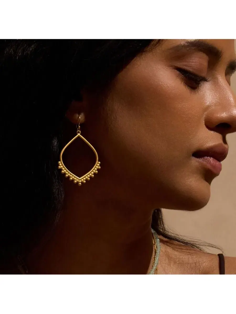 Серьги-пусеты с подвеской-лепестком лотоса Open to Receive Lotus Petal Hoop Satya Jewelry — изображение 3 из 3