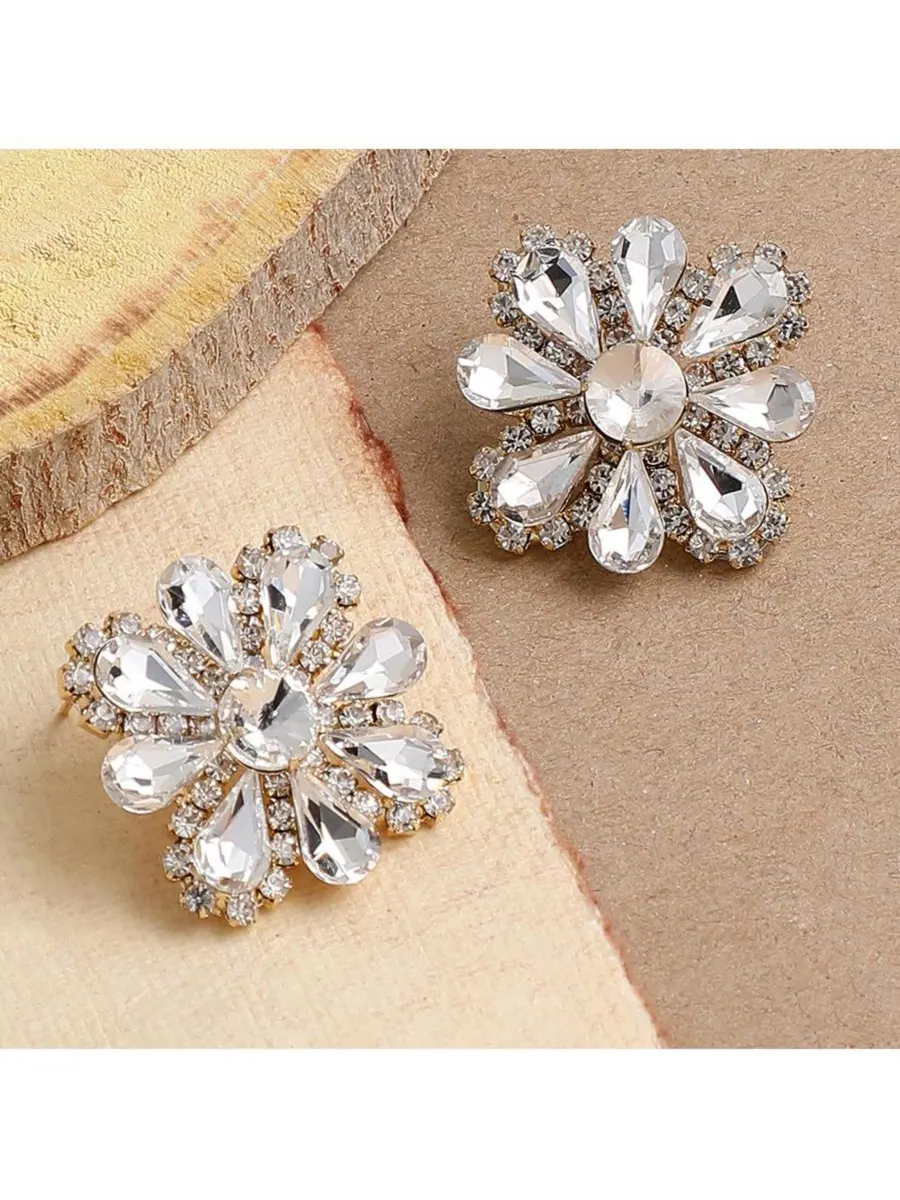 Серьги-гвоздики Cristal Flora SOHI — изображение 2 из 4, оттенок серебряный