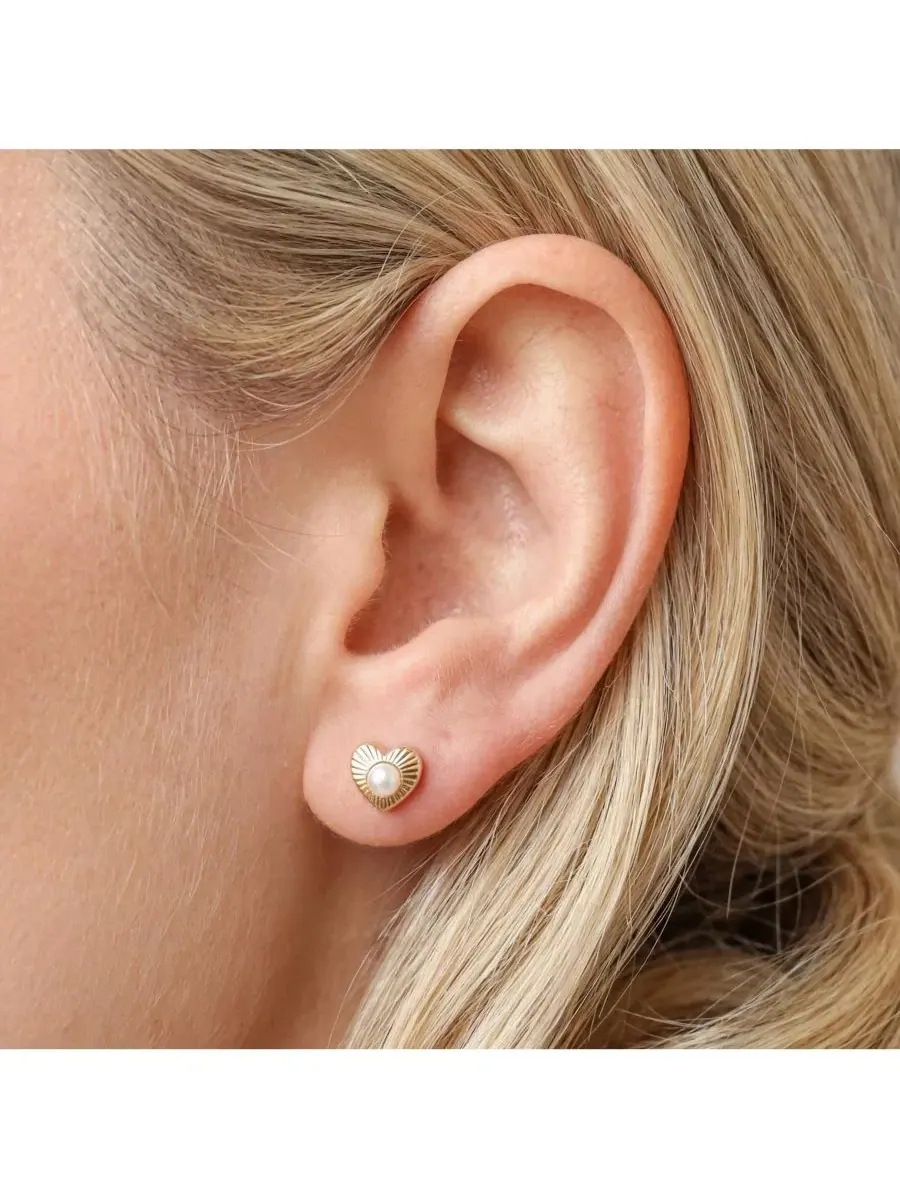 Серьги-гвоздики с жемчугом и сердцем, модель Fluted Pearl Heart The Lovery — изображение 2 из 3, оттенок золото