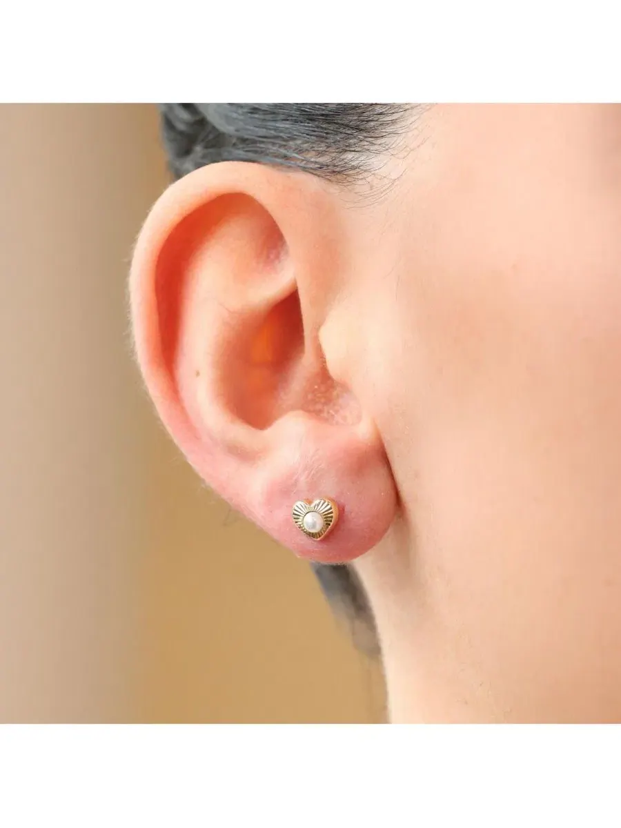 Серьги-гвоздики с жемчугом и сердцем, модель Fluted Pearl Heart The Lovery — изображение 3 из 3, оттенок золото