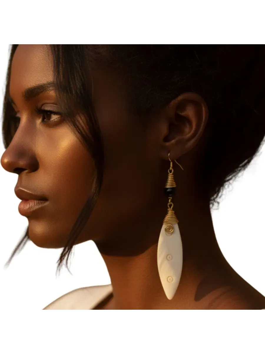 Серьги-капли из кости и латуни Malaika KENDI AMANI — изображение 4 из 5, оттенок белый