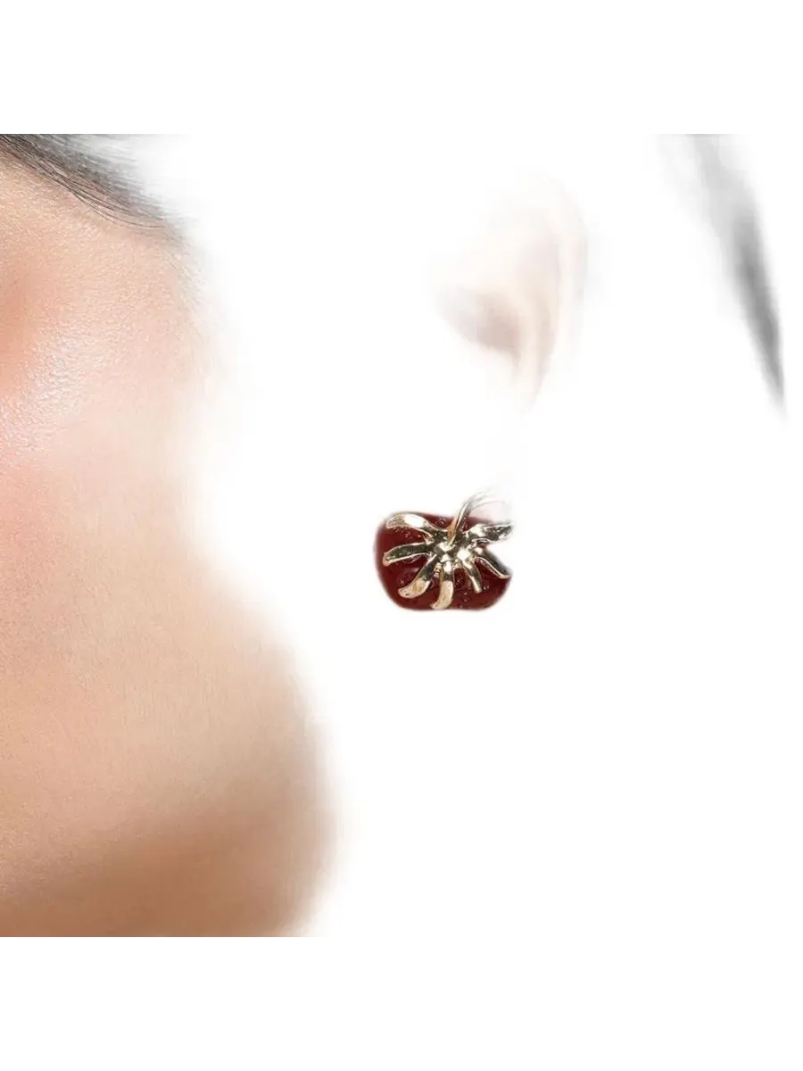 Серьги-пусеты с принтом клубники, модель The Strawberry Stud Earrings SOHI — изображение 4 из 6, оттенок красный