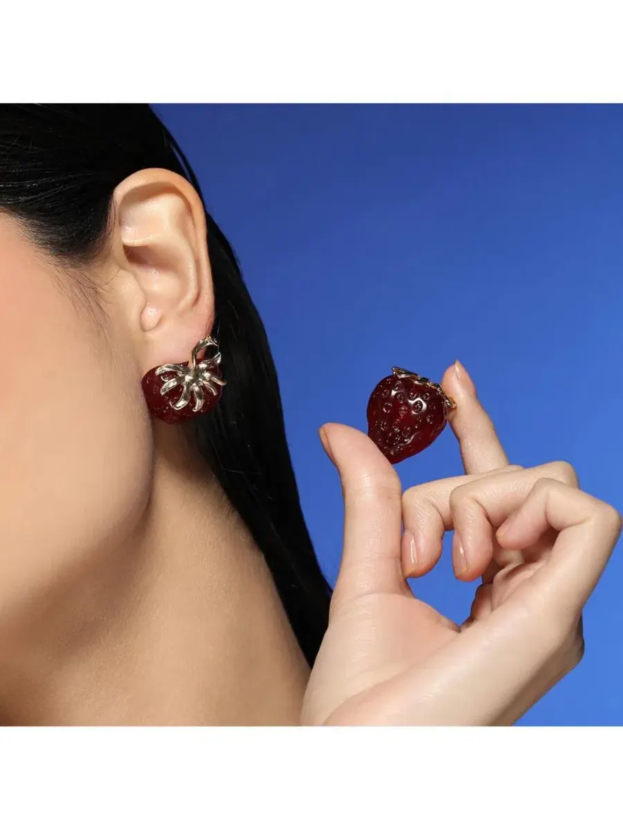 Серьги-пусеты с принтом клубники, модель The Strawberry Stud Earrings SOHI — изображение 5 из 6, оттенок красный