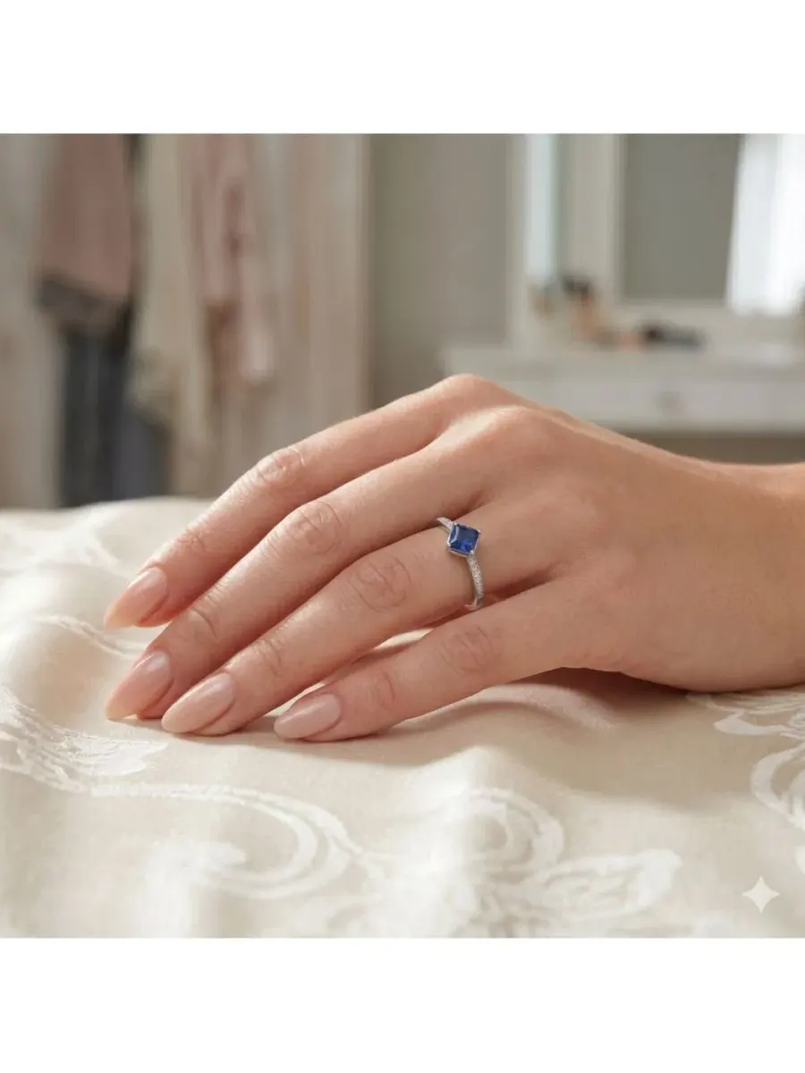 Кольцо с сапфиром и фианитами Radiant Center Sapphire and Clear CZ Ring Simona — изображение 3 из 3, оттенок серебристый