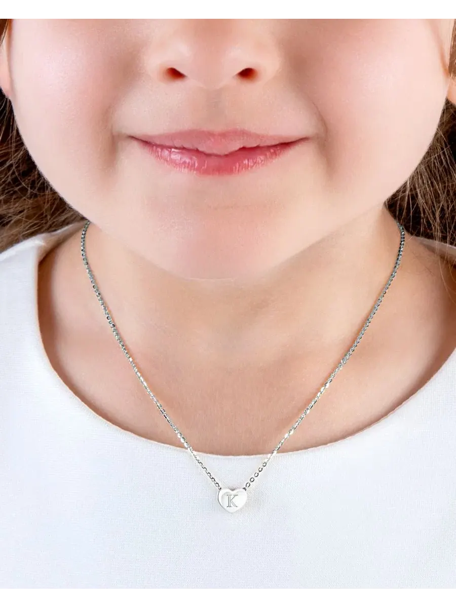 Миниатюрное колье из стерлингового серебра с подвеской в виде сердечка и гравированной инициалом — изображение 2 из 4