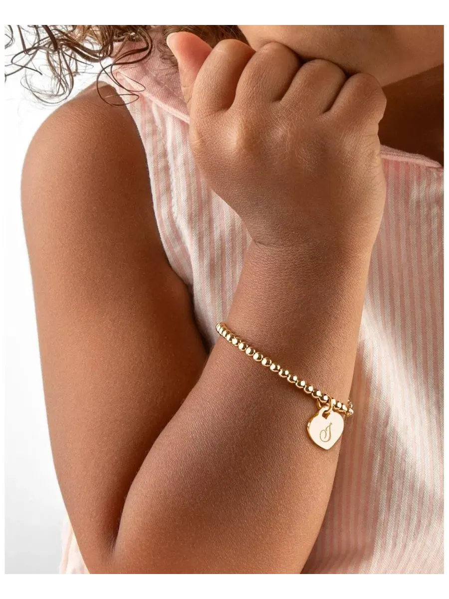 Браслет из 14-каратного золота с бусинами диаметром 3 мм и гравированной инициалом Tiny Blessings — изображение 2 из 4
