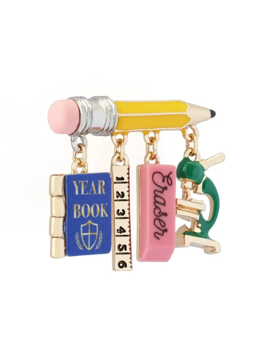 Брошь с принтом школьных принадлежностей Best In Class Betsey Johnson — изображение 2 из 3, оттенок мульти/золотистый