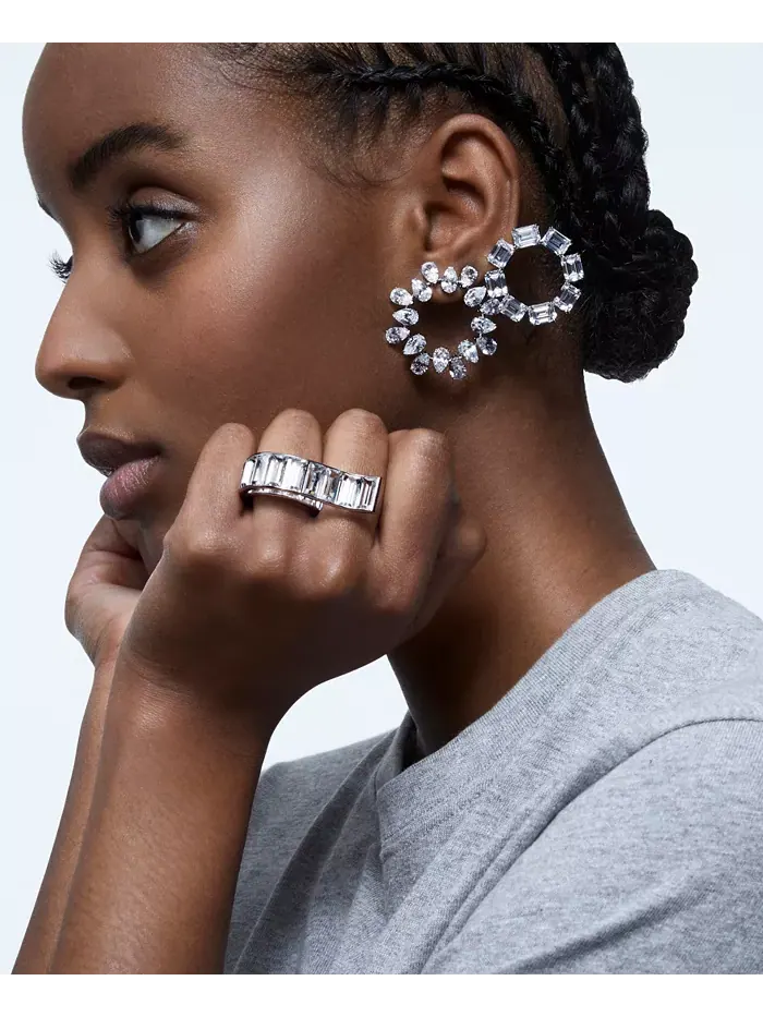 Серьги-гвоздики с круглыми кристаллами серебристого тона Swarovski — изображение 4 из 5