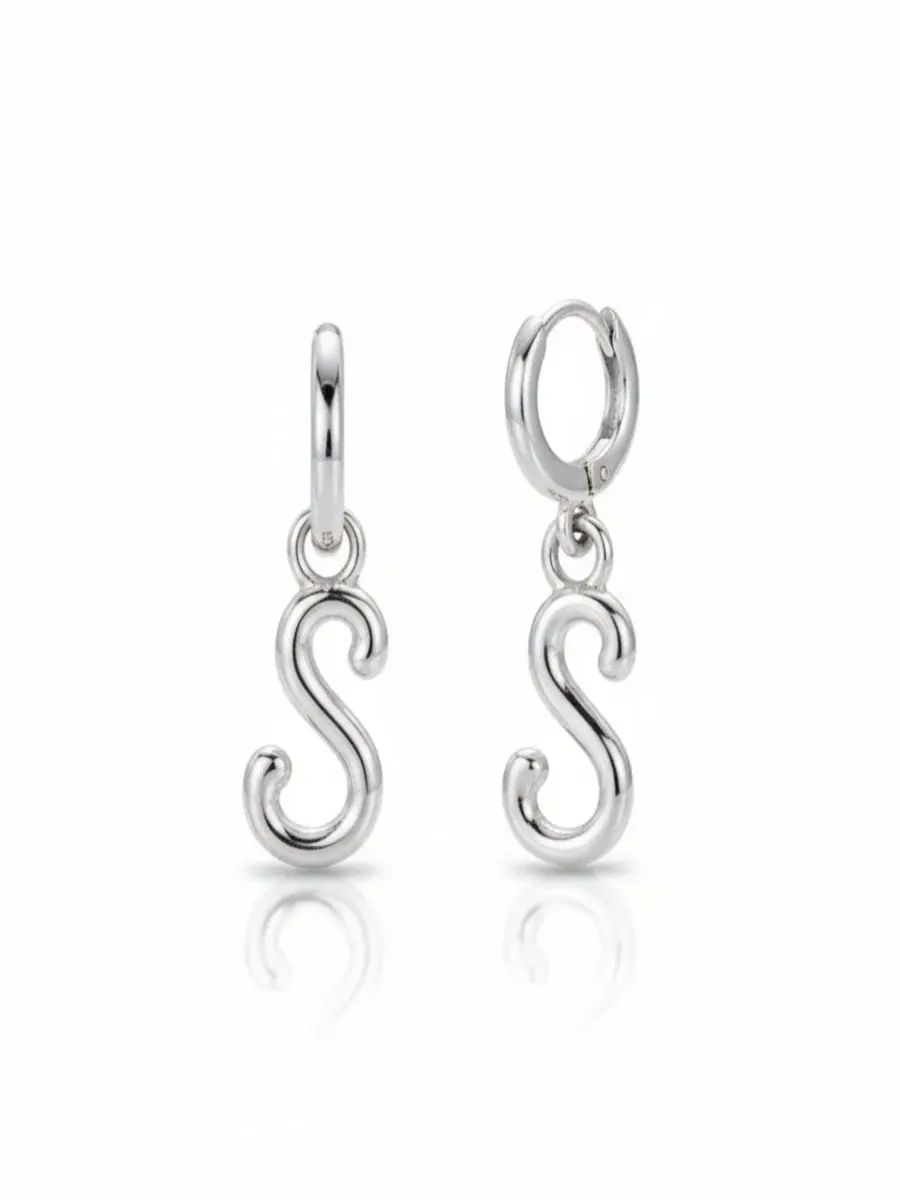Серьги-гвоздики из стерлингового серебра с подвеской-буквой Oak & Luna, Letter S