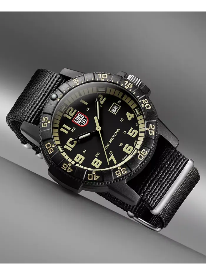 Мужские часы Swiss Leatherback Sea Turtle Giant Dive с черным ремешком NATO, 44 мм Luminox — изображение 4 из 5