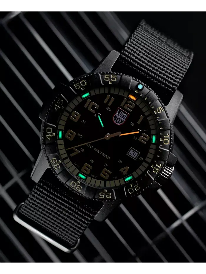 Мужские часы Swiss Leatherback Sea Turtle Giant Dive с черным ремешком NATO, 44 мм Luminox — изображение 5 из 5