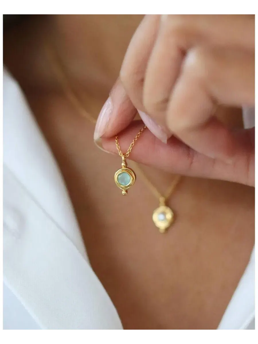 Кулон с камнем рождения с гранатом, модель January Birthstone Pendant Ottoman Hands, March — изображение 2 из 5