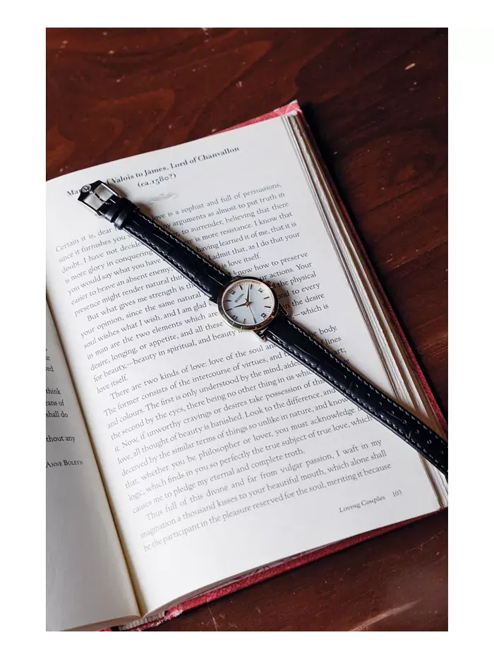 Женские часы с бриллиантовыми вставками на черном кожаном ремешке 27 мм Bulova — изображение 4 из 5
