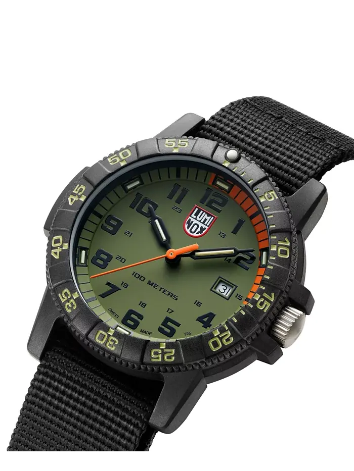 Мужские часы Swiss Leatherback Sea Turtle Giant Dive с черным ремешком NATO, 44 мм Luminox — изображение 2 из 4