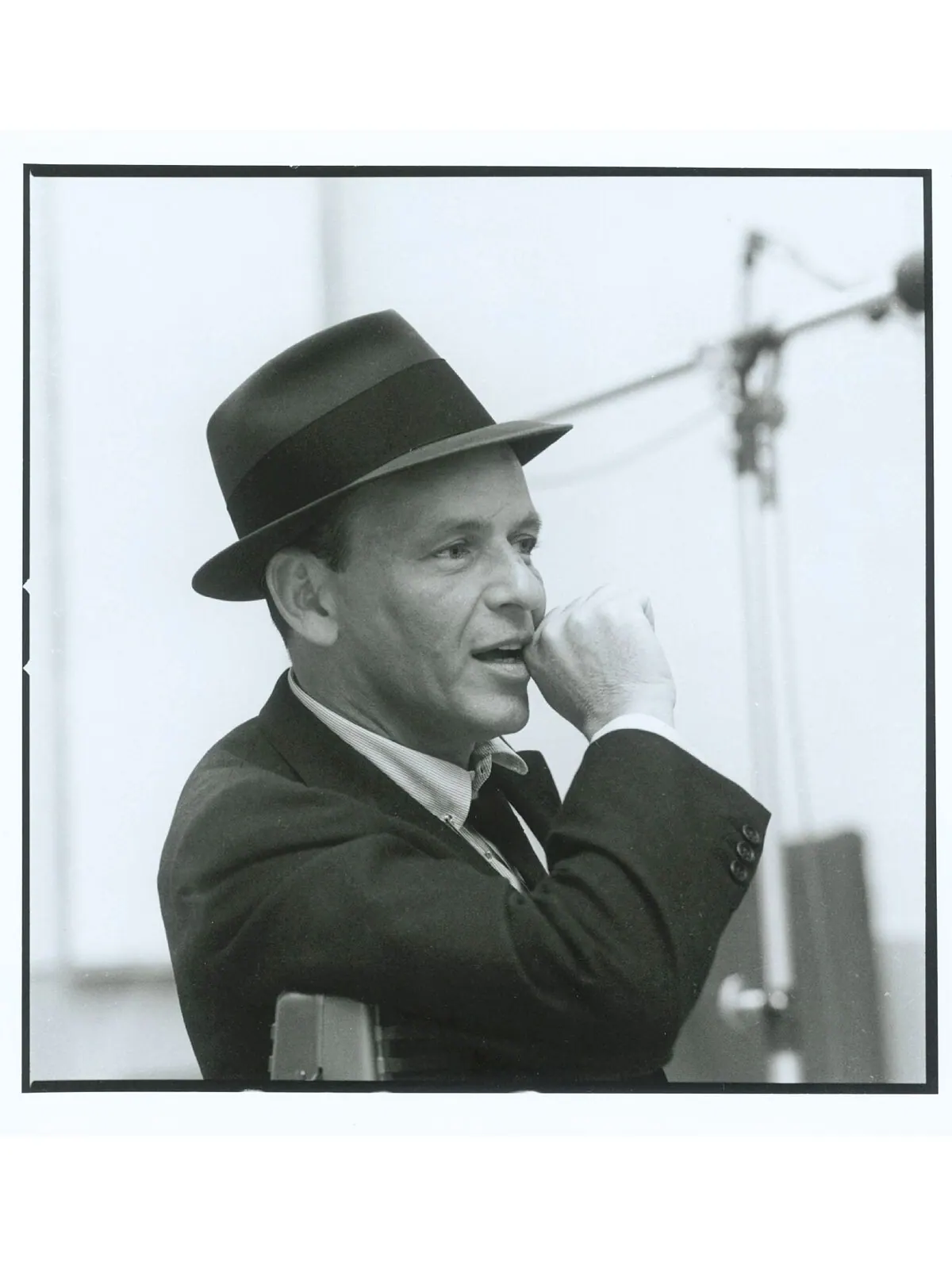Мужские часы Frank Sinatra My Way с черным кожаным ремешком, 29,5 x 47 мм Bulova — изображение 13 из 15, оттенок белый