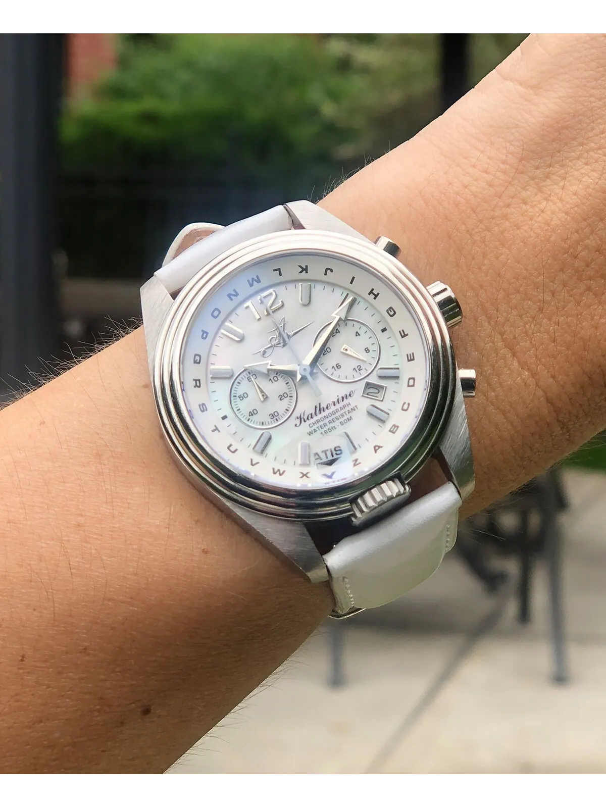 Женские часы Katherine Chronograph из стали с белым кожаным ремешком, 40 мм Abingdon Co. — изображение 2 из 2, оттенок белый