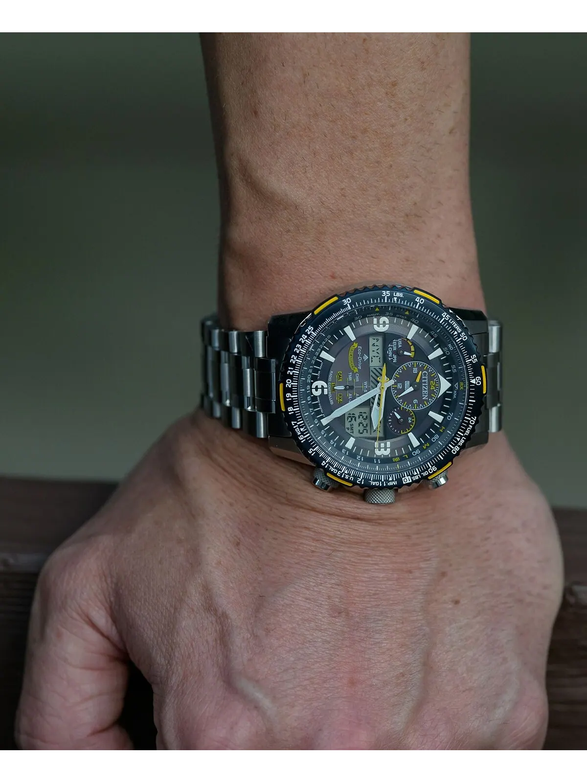 Мужские аналогово-цифровые часы Eco-Drive Promaster Blue Angels Skyhawk A-T с браслетом из — изображение 6 из 14
