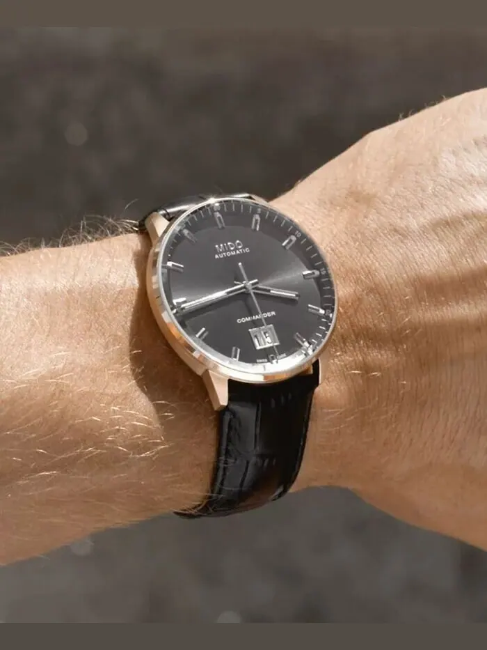 Мужские часы Swiss Automatic Commander II с большой датой и черным кожаным ремешком, 42 мм Mido — изображение 4 из 5