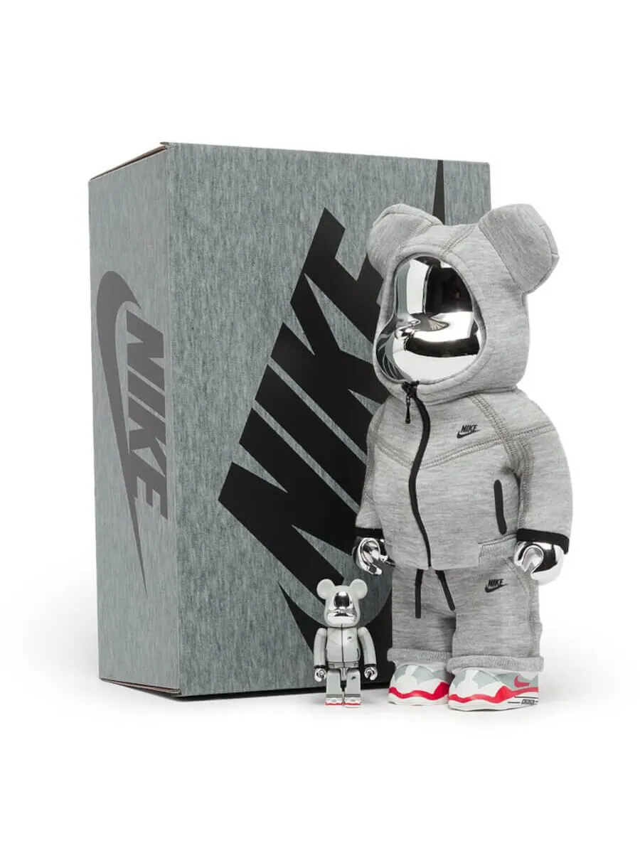 Набор фигурок Bearbrick x Nike Tech Fleece N98 100% & 400%, 2 предмета — изображение 4 из 4, серый/черный/красный
