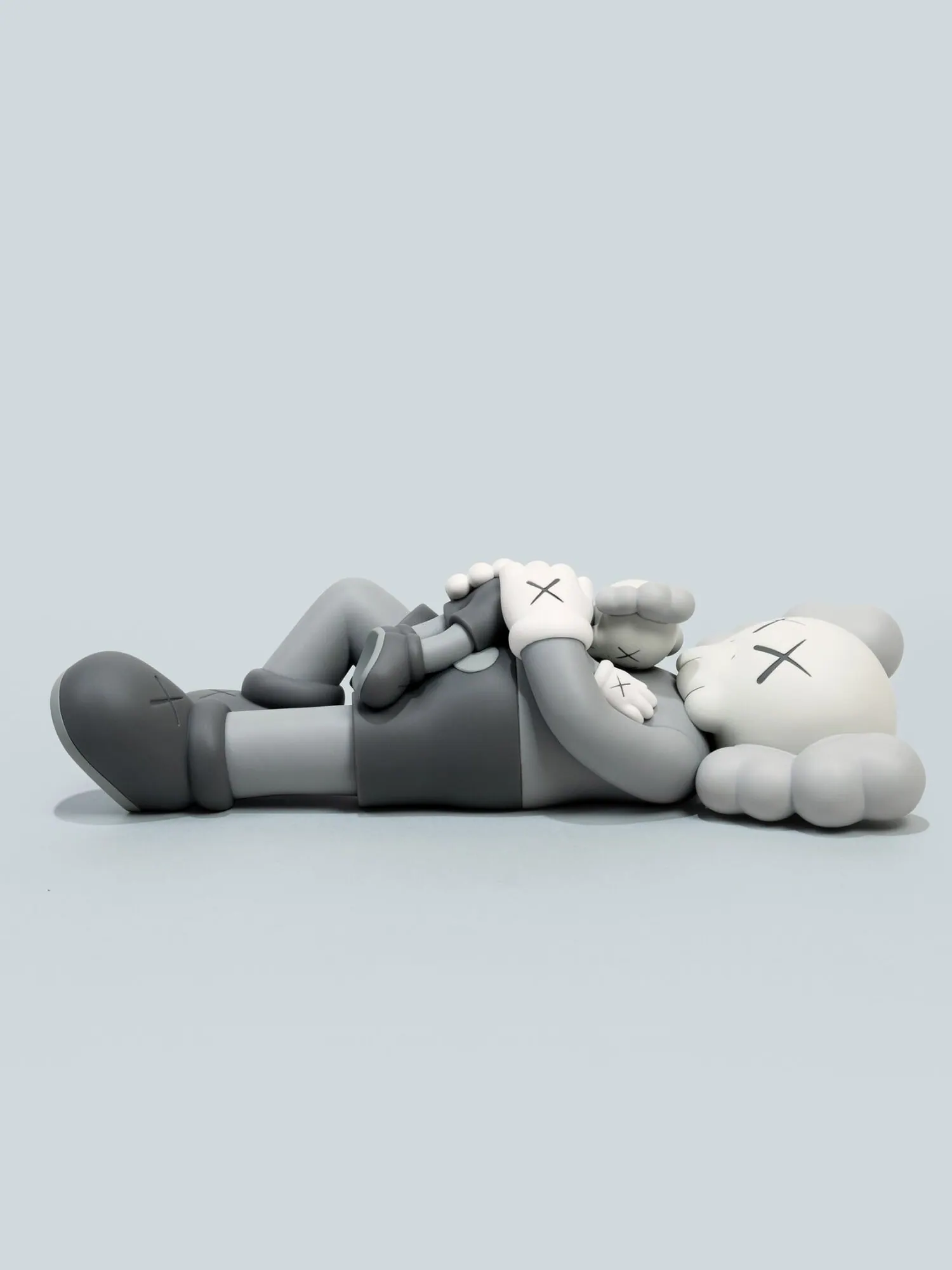 Фигурка Kaws Resting Place — изображение 1 из 3, серый