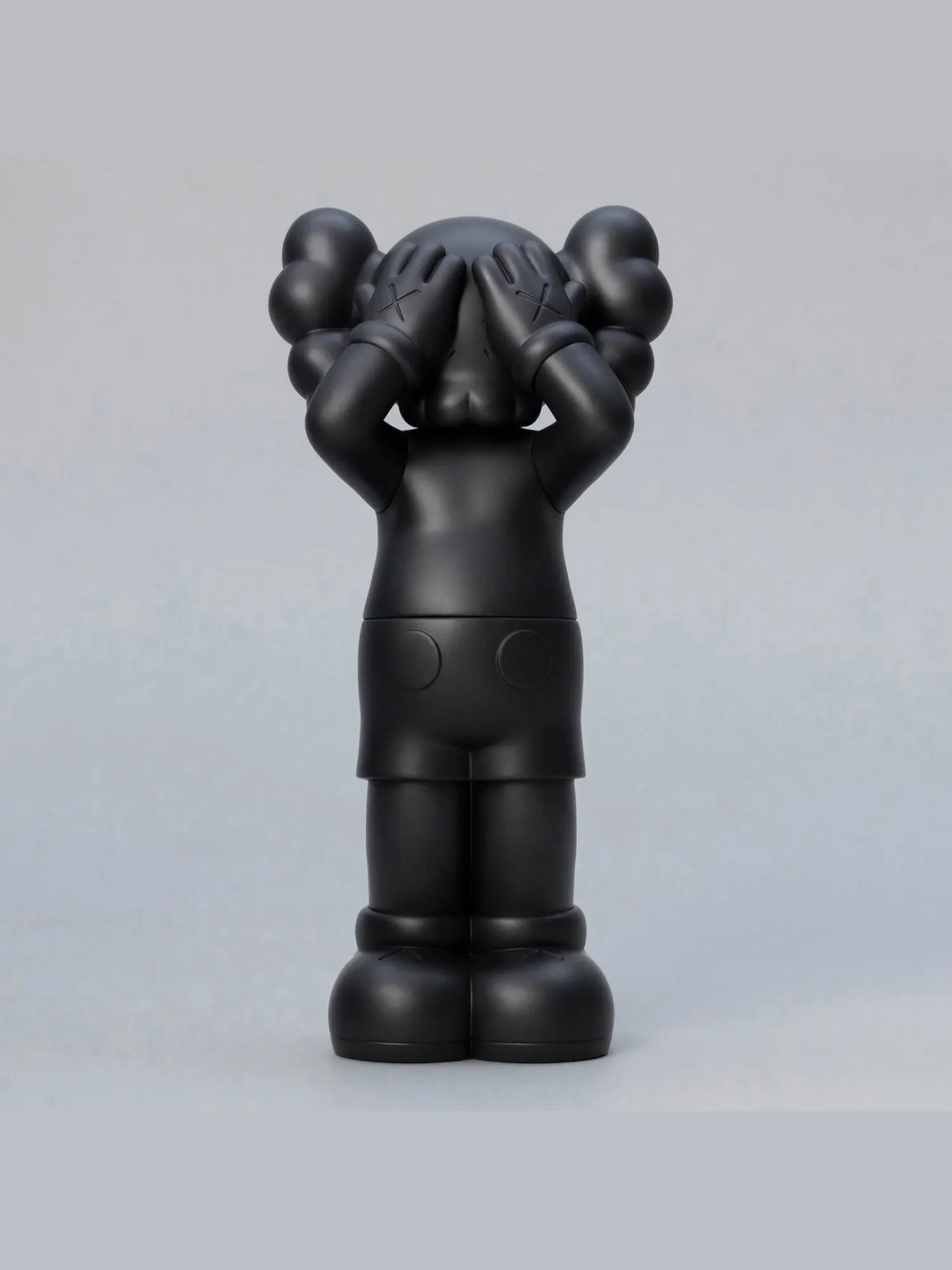 Виниловая фигурка Kaws Holiday UK 2021 — изображение 1 из 3, черный