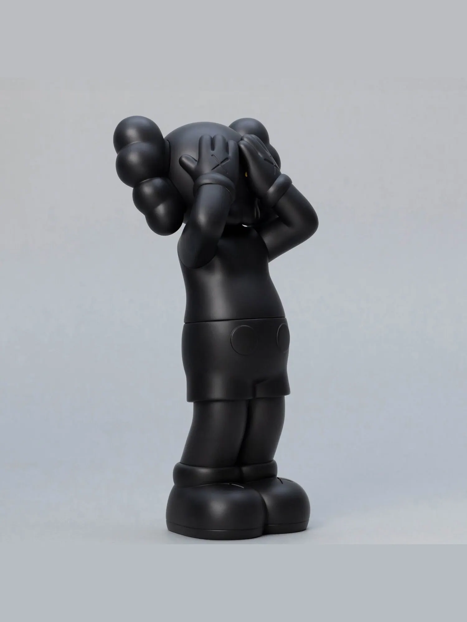 Виниловая фигурка Kaws Holiday UK 2021 — изображение 2 из 3, черный
