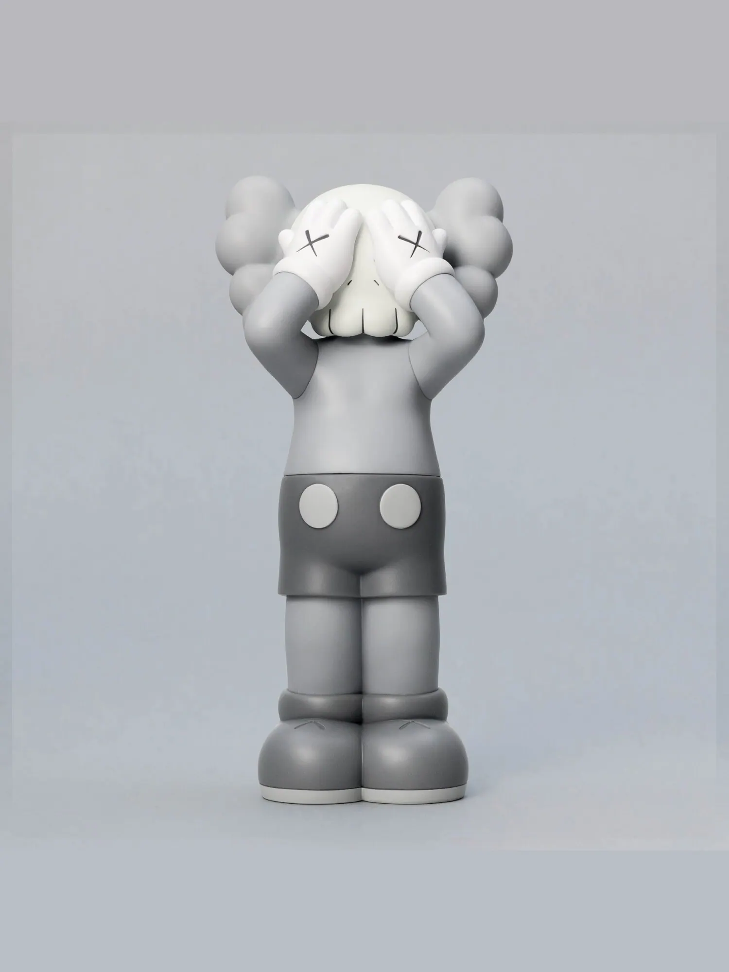 Виниловая фигурка Kaws Holiday UK 2021 — изображение 1 из 3, серый