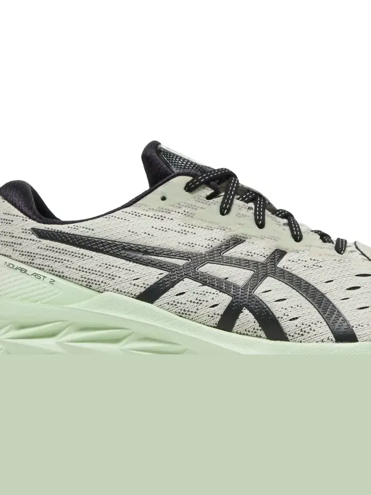 Кроссовки novablast 2 'birch black' Asics — изображение 2 из 8, белый