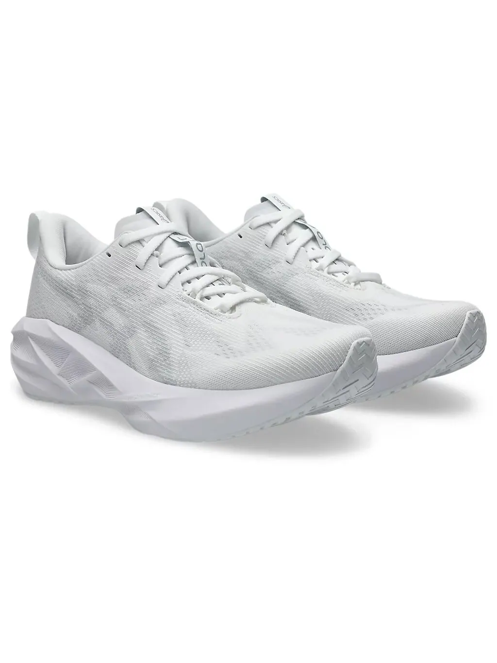 Беговые женские кроссовки Asics Novablast 5 — изображение 2 из 7, белый/серый