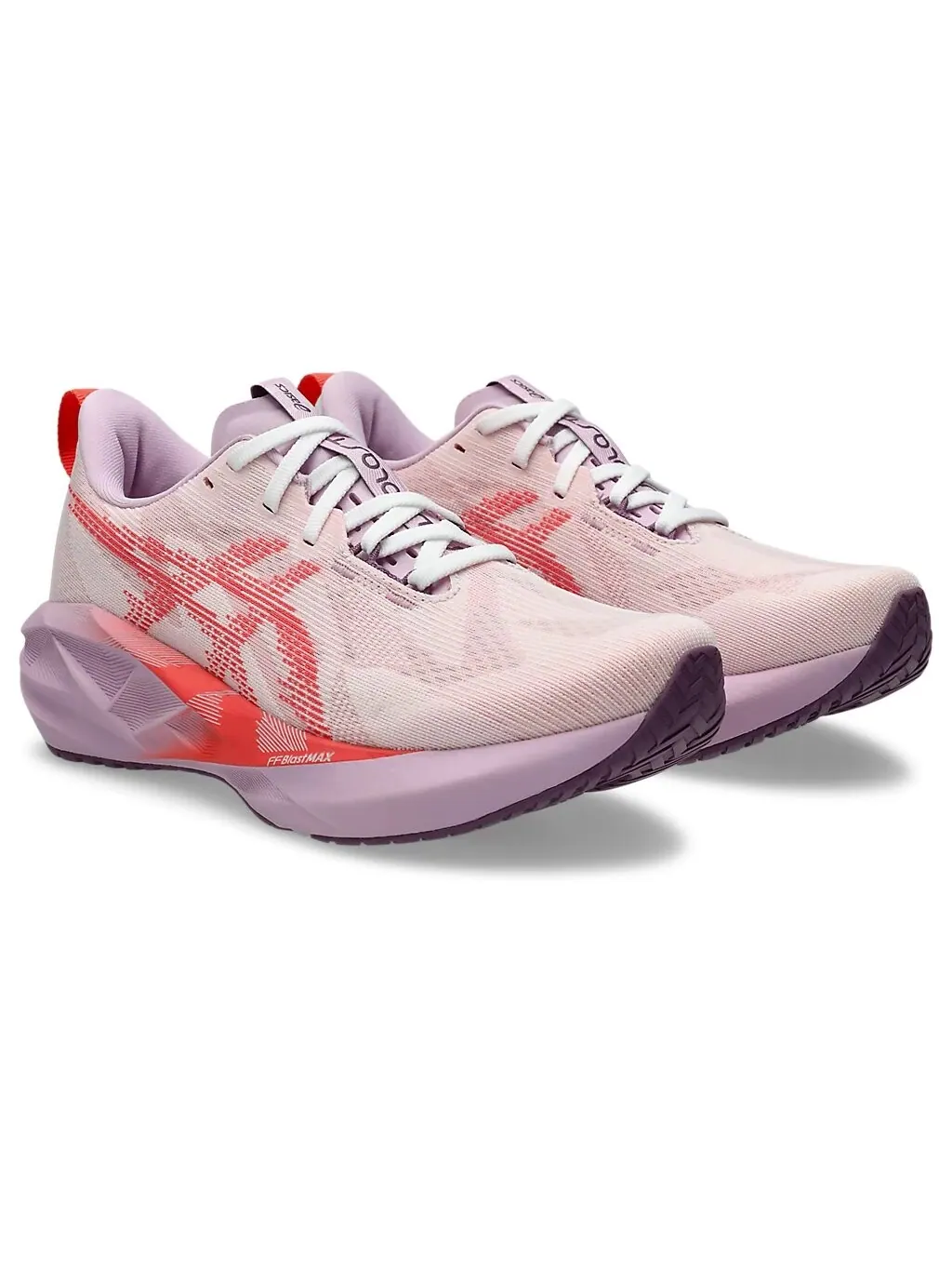 Беговые женские кроссовки Asics Novablast 5 — изображение 2 из 7, белый