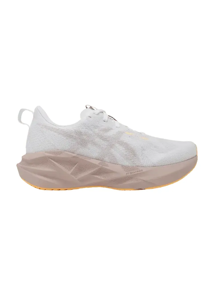 Кроссовки Asics Wmns Novablast 5 Wide — изображение 1 из 1, белый