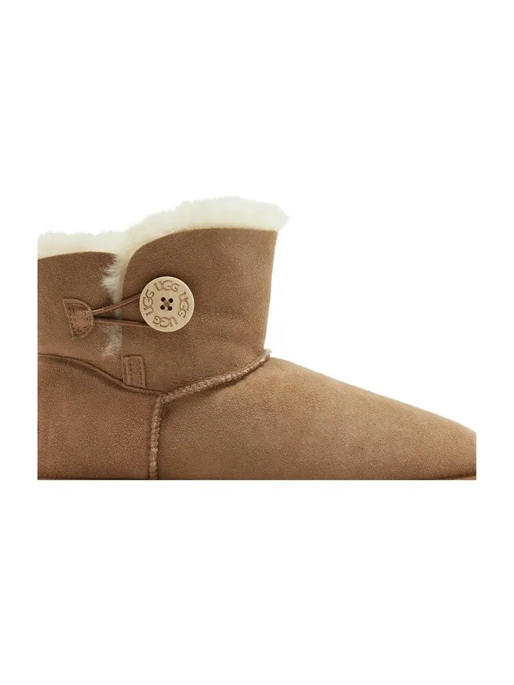 Ботинки UGG Wmns Mini Bailey Button 2 — изображение 2 из 4, коричневый