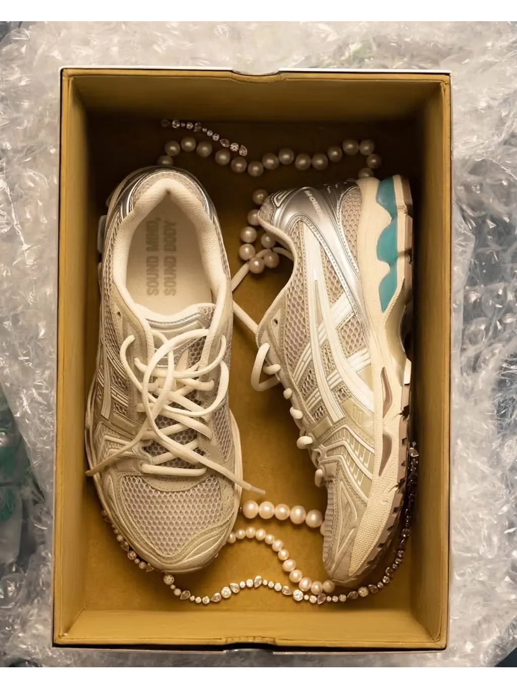 Кроссовки унисекс Asics Gel-Kayano 14 x Juliana Salazar — изображение 8 из 11, светло-зеленый/кремовый
