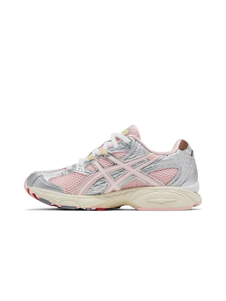 Кроссовки VANDYTHEPINK x atmos x Gel Nimbus 10.1 'Strawberry' — изображение 3 из 8, красный
