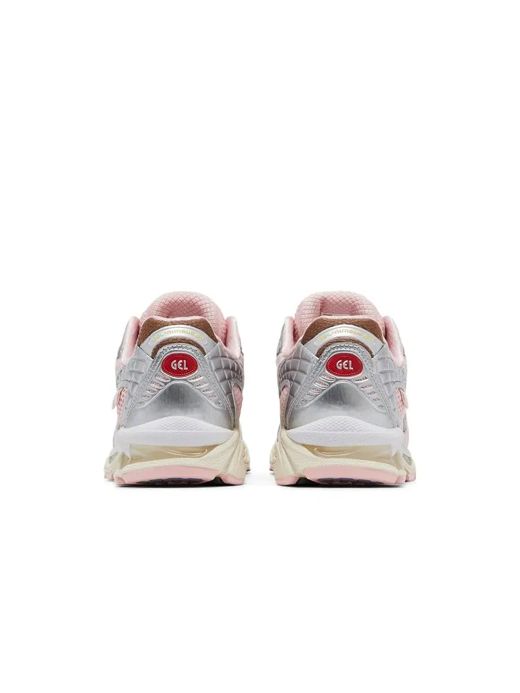 Кроссовки VANDYTHEPINK x atmos x Gel Nimbus 10.1 'Strawberry' — изображение 6 из 8, красный