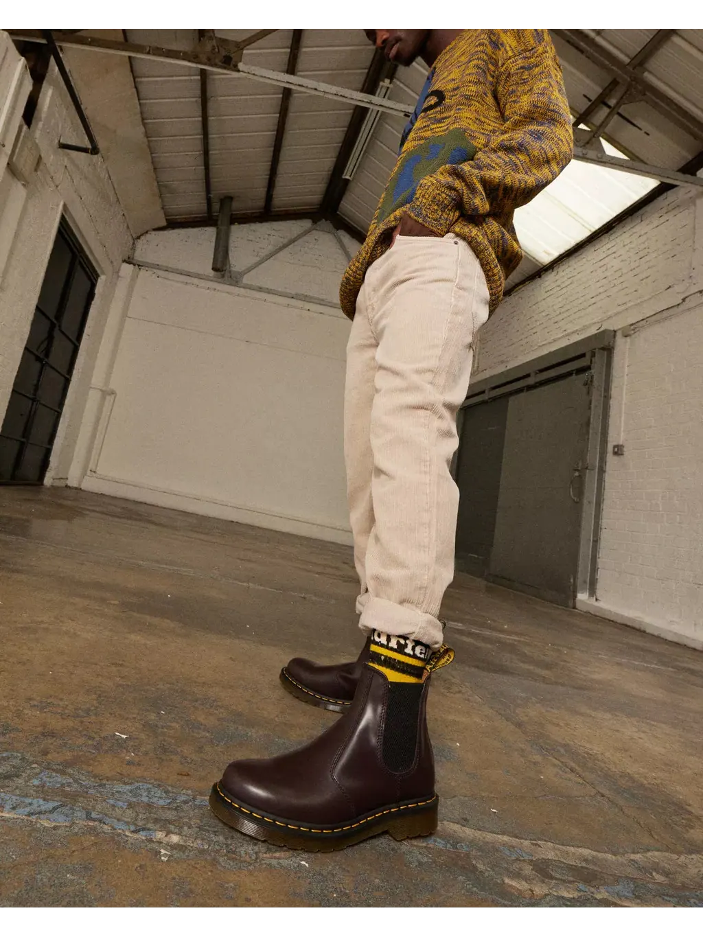 Ботинки Dr. Martens 2976 Yellow Stitch Smooth Leather Chelsea — изображение 3 из 10, бордовый