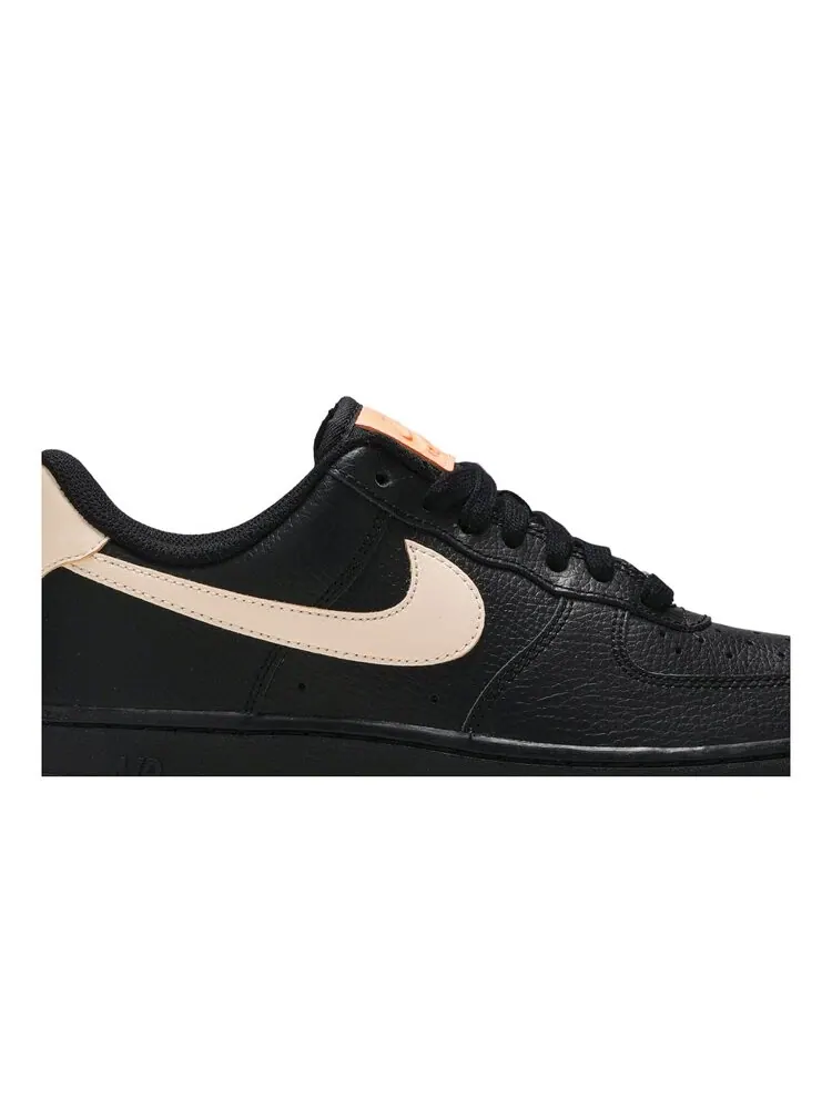 Кроссовки Nike Wmns Air Force 1 '07 LE 'Black Crimson Tint' — изображение 2 из 4, черный