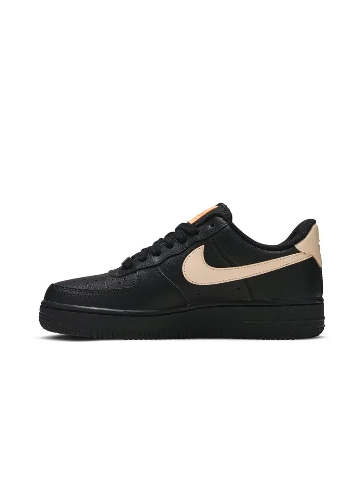 Кроссовки Nike Wmns Air Force 1 '07 LE 'Black Crimson Tint' — изображение 3 из 4, черный