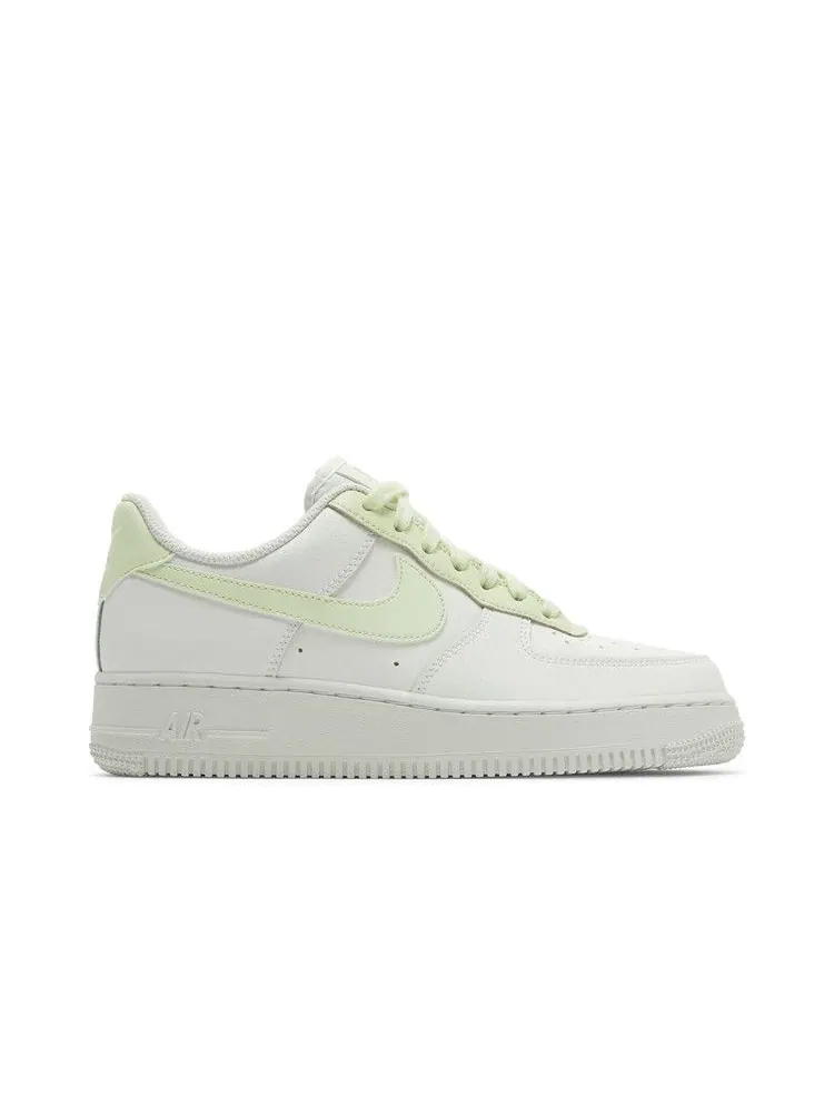 Кроссовки Nike Wmns Air Force 1 '07 'White Barely Volt' — изображение 2 из 9, белый