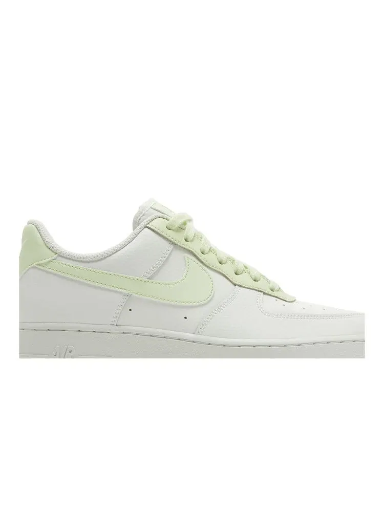 Кроссовки Nike Wmns Air Force 1 '07 'White Barely Volt' — изображение 3 из 9, белый