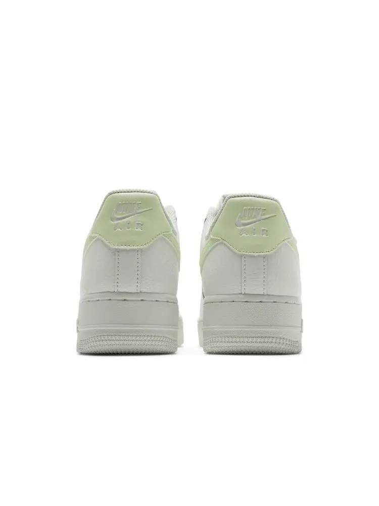 Кроссовки Nike Wmns Air Force 1 '07 'White Barely Volt' — изображение 7 из 9, белый