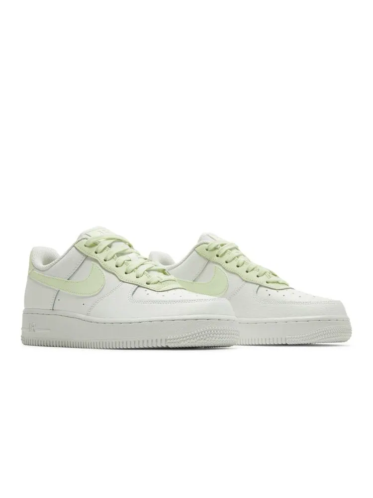 Кроссовки Nike Wmns Air Force 1 '07 'White Barely Volt' — изображение 9 из 9, белый