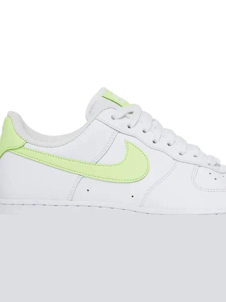 Кроссовки Nike Wmns Air Force 1 '07 'White Barely Volt' — изображение 2 из 8, белый