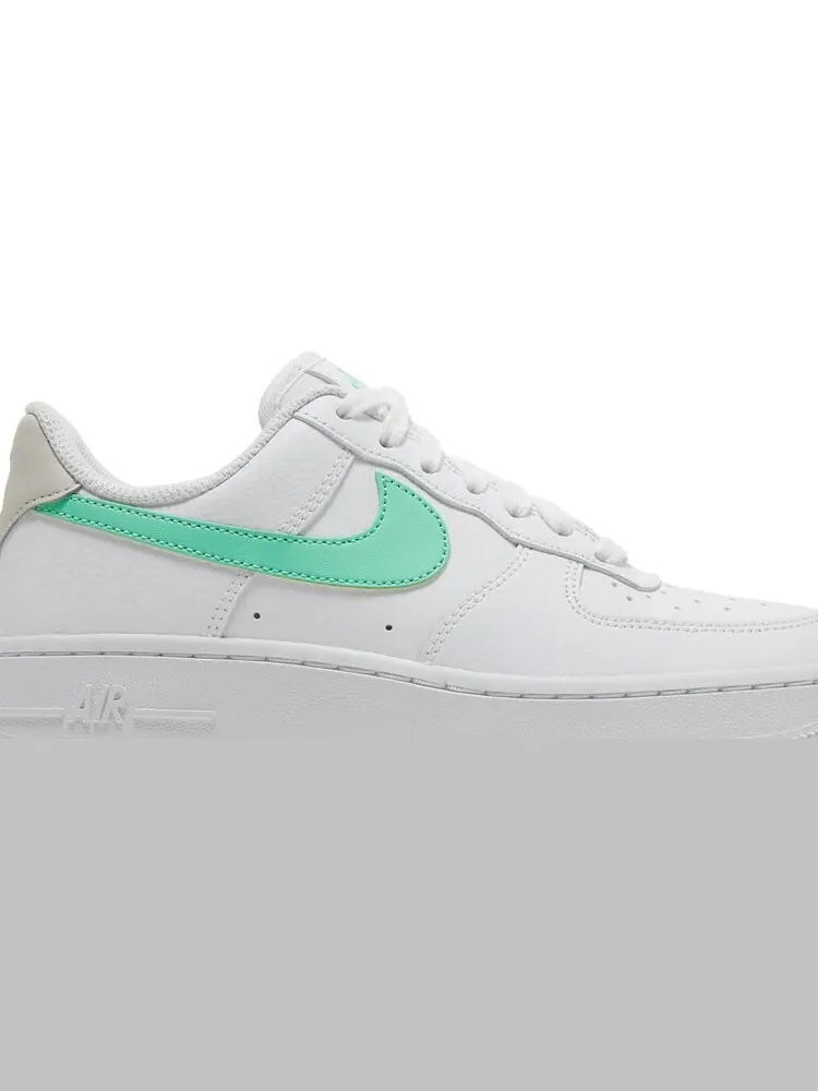 Кроссовки Nike Wmns Air Force 1 '07 'White Green Glow' — изображение 2 из 8, белый