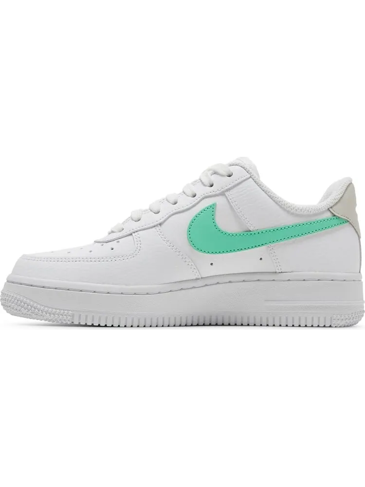 Кроссовки Nike Wmns Air Force 1 '07 'White Green Glow' — изображение 3 из 8, белый