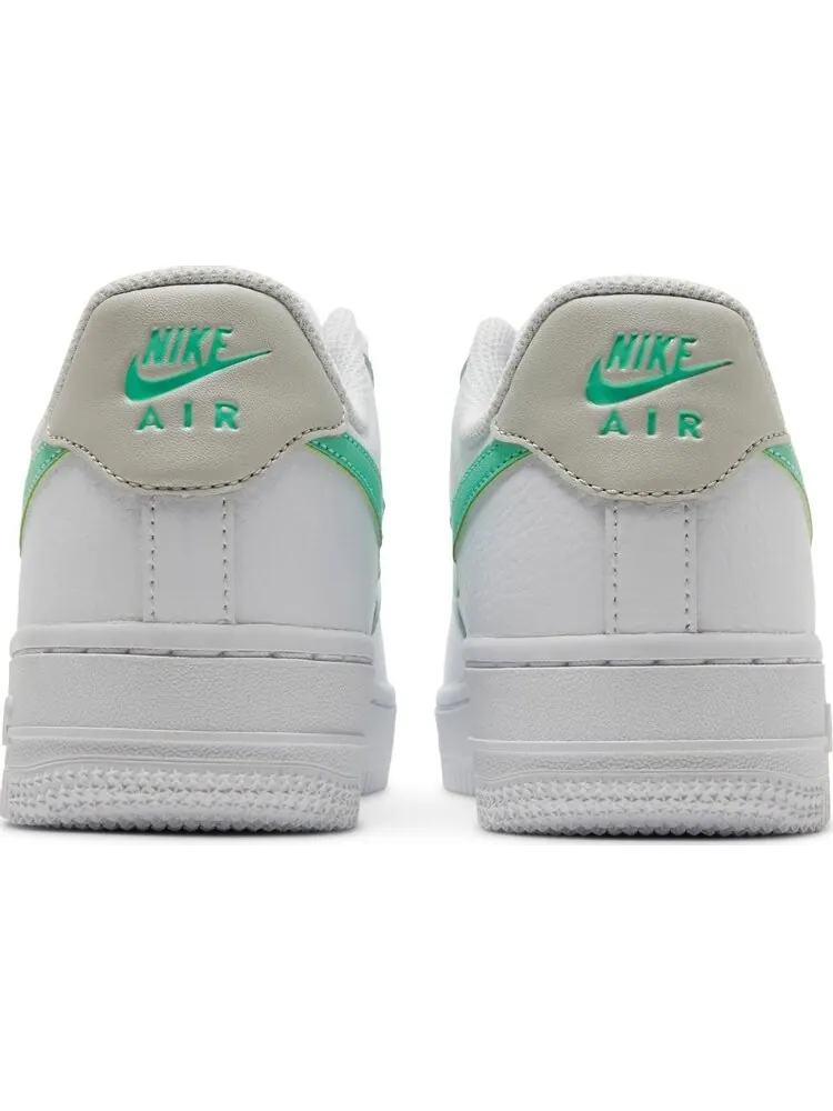 Кроссовки Nike Wmns Air Force 1 '07 'White Green Glow' — изображение 6 из 8, белый
