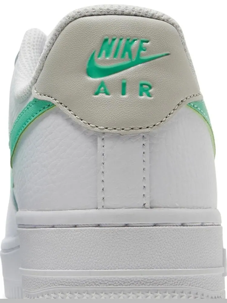 Кроссовки Nike Wmns Air Force 1 '07 'White Green Glow' — изображение 7 из 8, белый